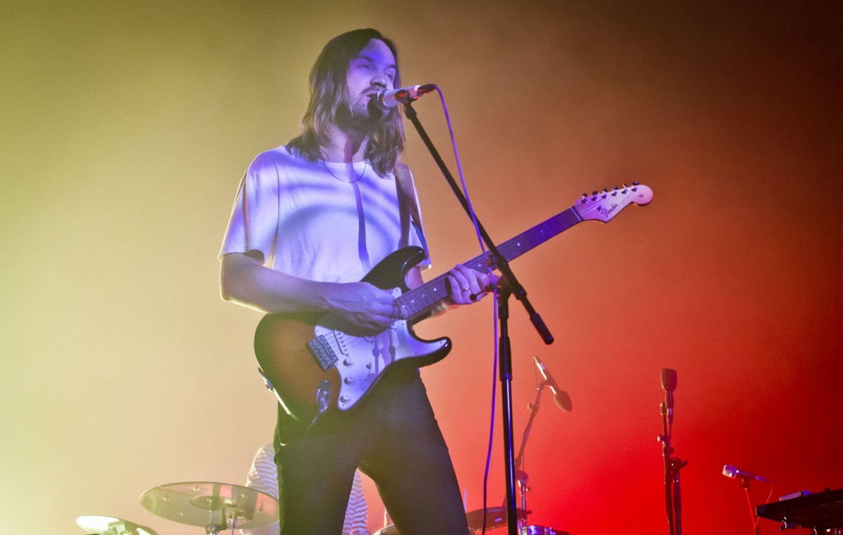 Penampilan khas Tame Impala dengan rambut gondrongnya yang selalu memukau para penggemar.